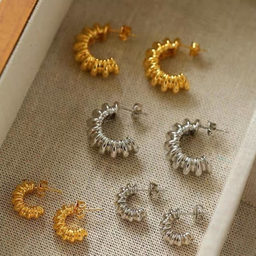 - - 18K  GP Vintage C-Hoop earrings